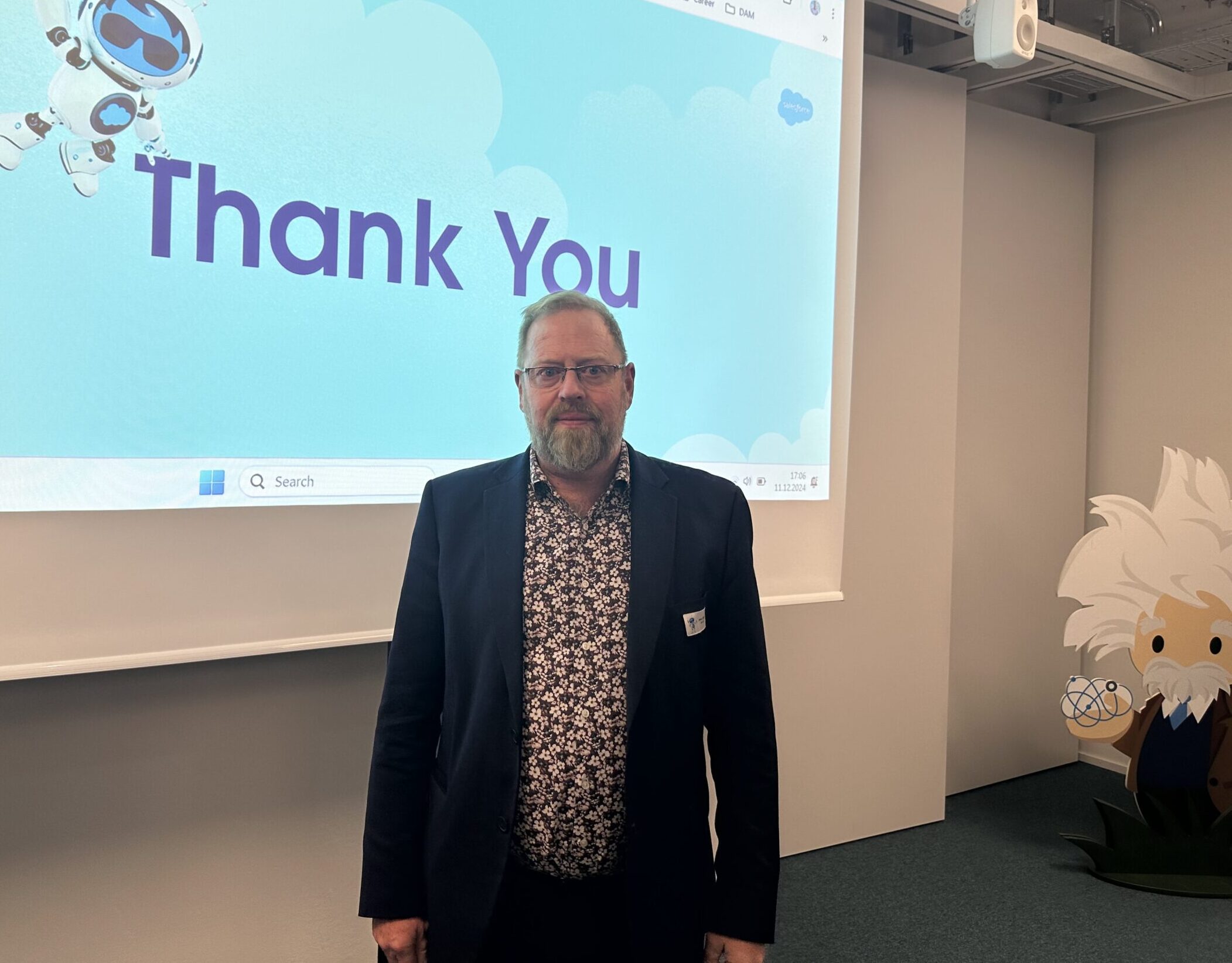 Håkan Sjöberg in front of screen